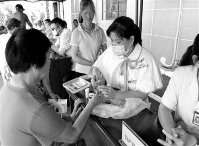 莲花县政协助力义诊活动