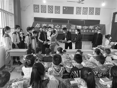 芦溪镇政协工作联络组开展关爱农村留守儿童行动